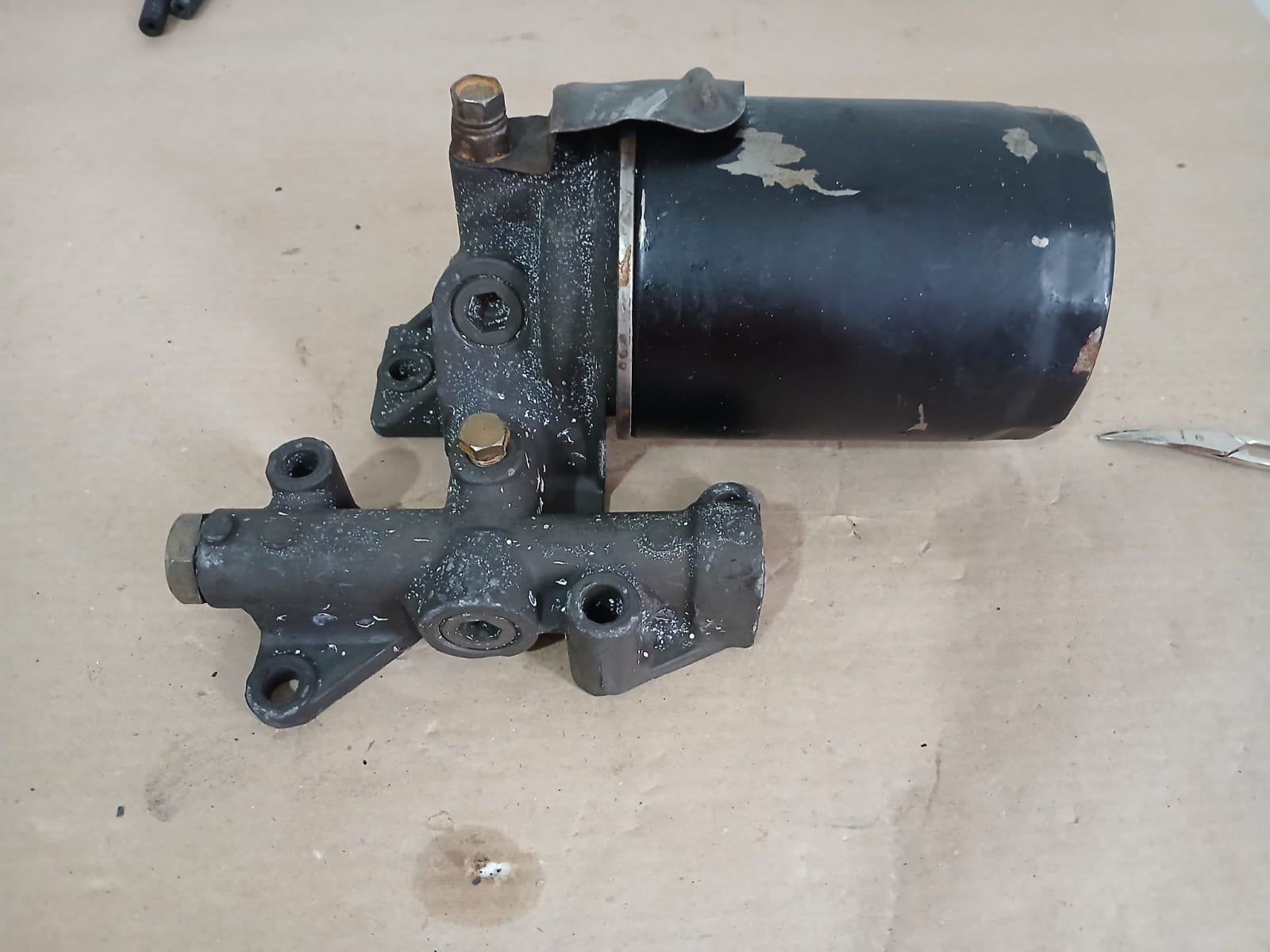 Filtro de óleo e suporte da Nissan Frontier D21 TD27: função, problemas e cuidados na compra