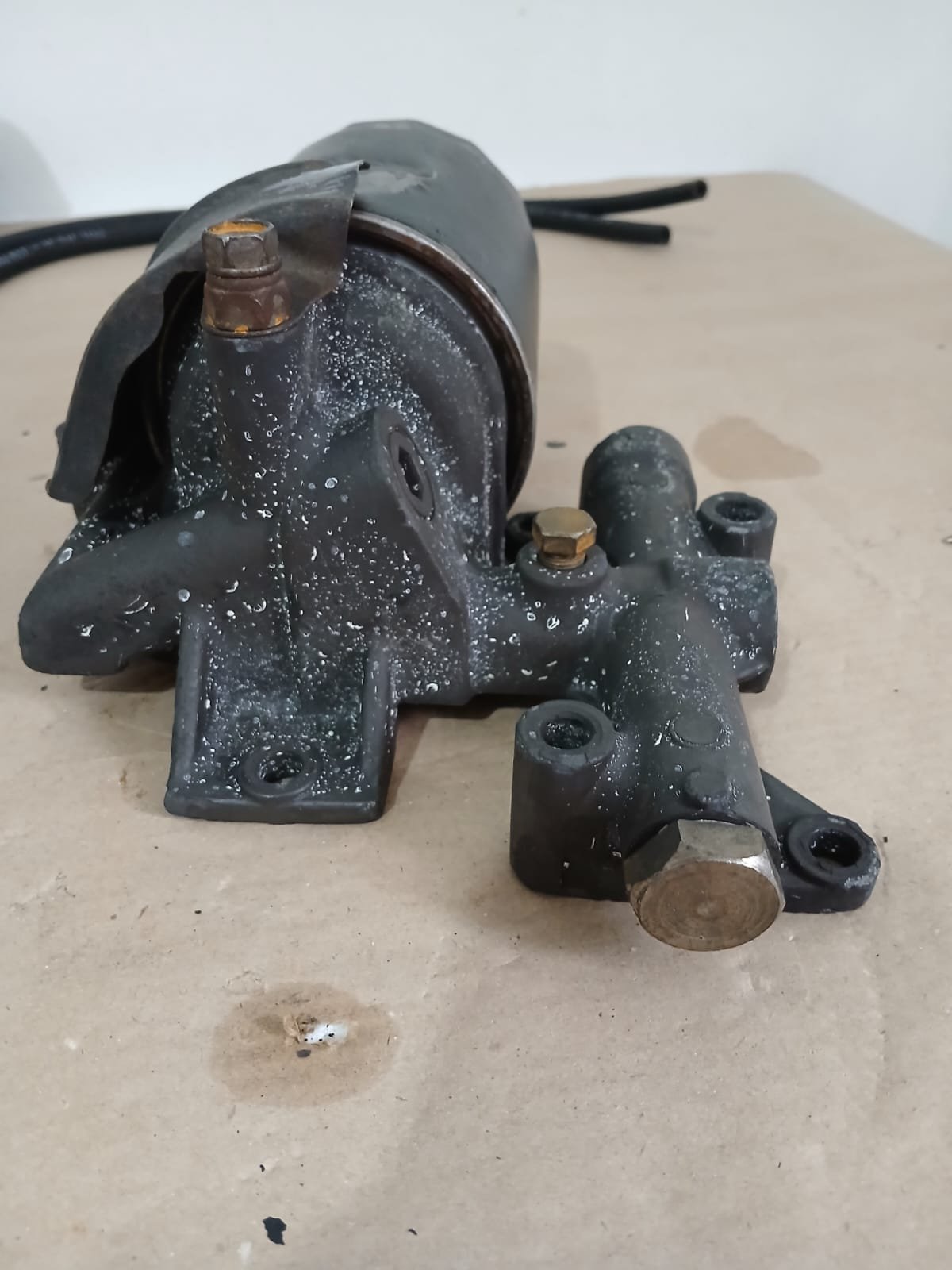 Suporte com Filtro de Óleo do Motor Nissan Frontier D21 1994 – Original Usado - Imagem 3