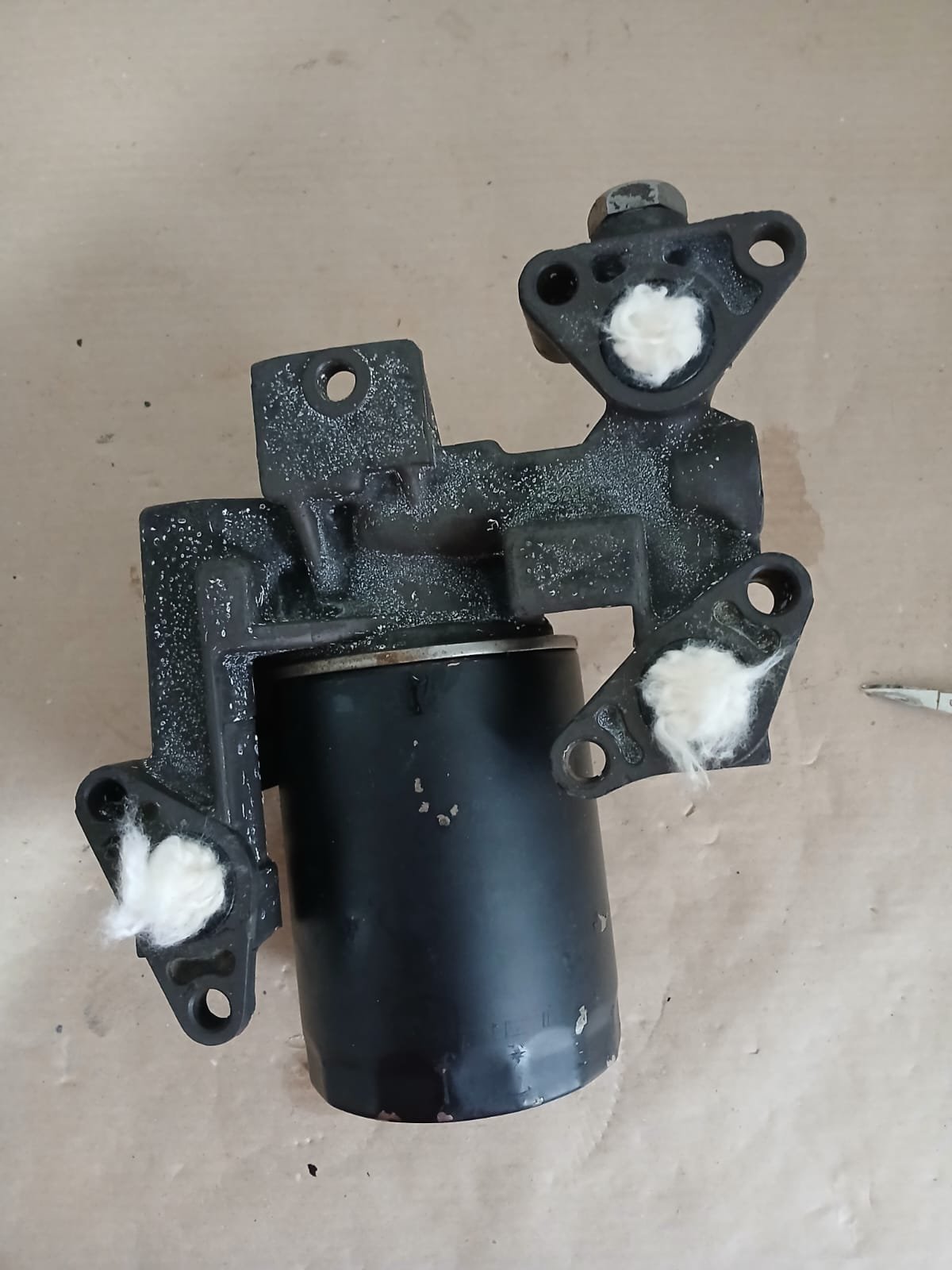 Suporte com Filtro de Óleo do Motor Nissan Frontier D21 1994 – Original Usado - Imagem 2