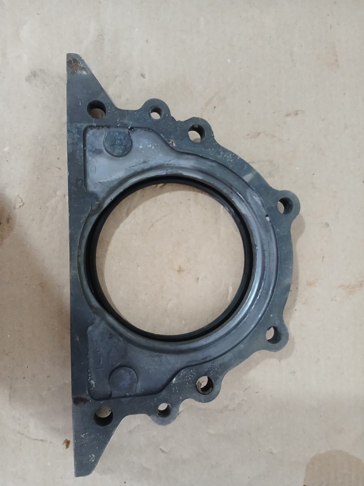 Suporte do Retentor Traseiro do Virabrequim Nissan Frontier D21 1994 – Original Usado - Imagem 3