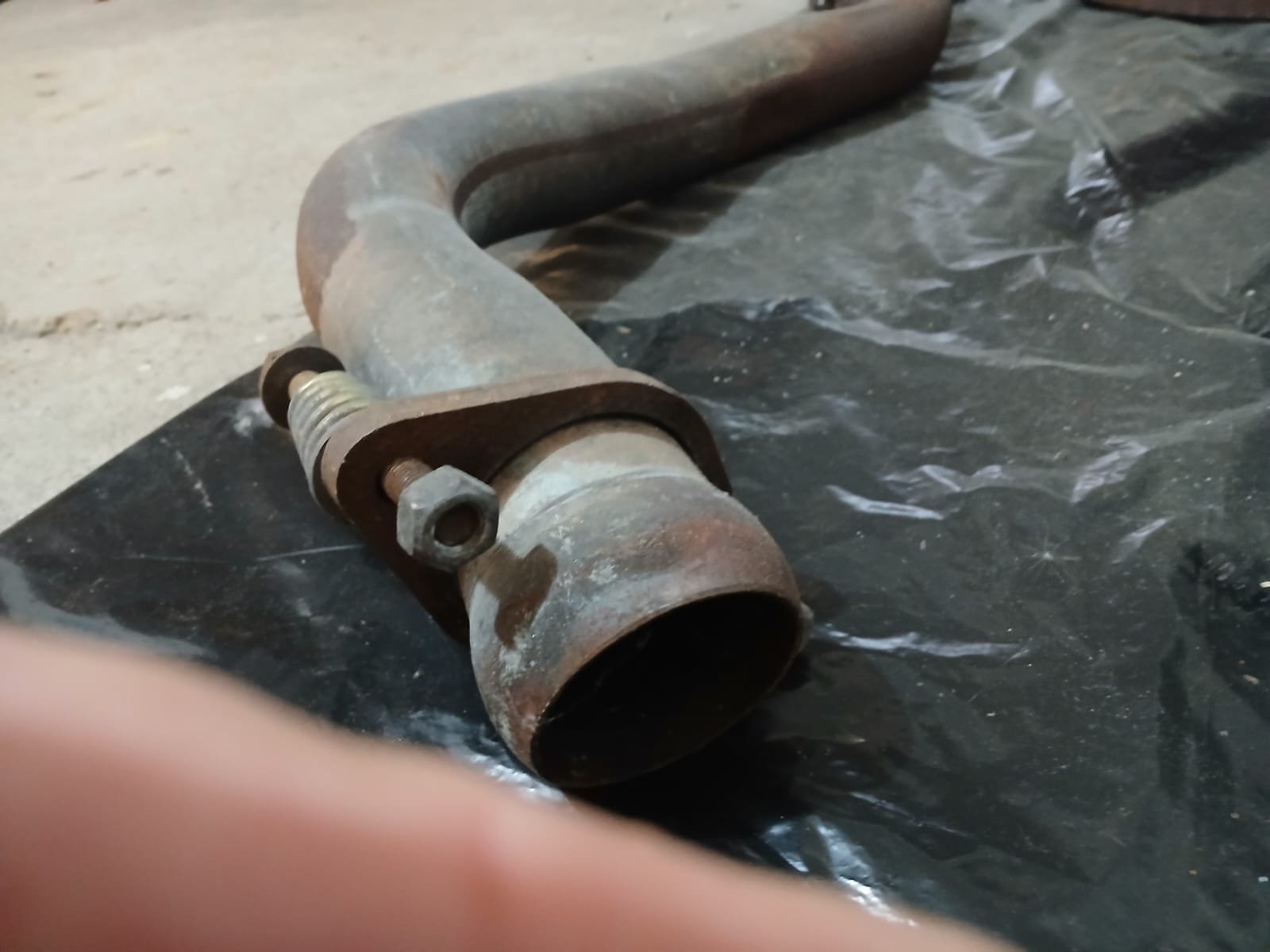 Tubo dianteiro do escapamento da Nissan Frontier D21: função, problemas e cuidados na compra